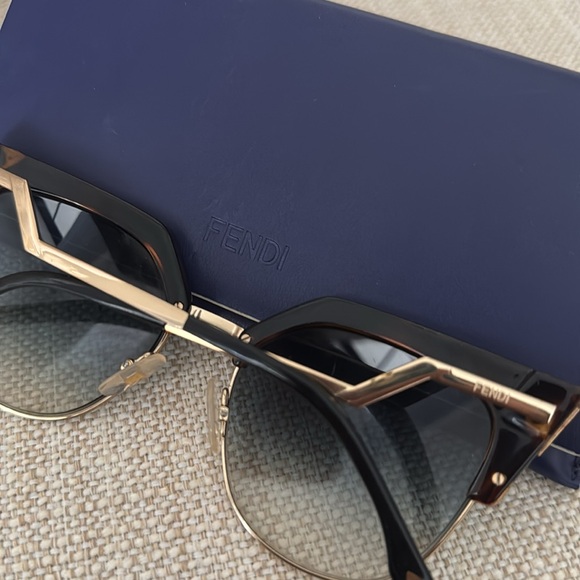 Stylish Fendi Sunglasses - Picture 4 of 4